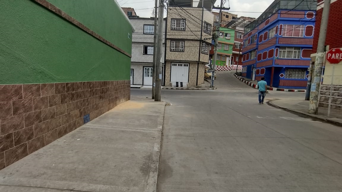 Les disparan a dos sujetos en una esquina de Rafael Uribe 2 Les disparan a dos sujetos en una esquina de Rafael Uribe Ni siquiera la arena que regaron sobre el andén de una calle del sector de San Jorge Sur (Rafael Uribe), la cual cubría la sangre que quedó derramada sobre el pavimento, hizo que los habitantes de la zona olvidaran tan rápido el crimen que se presentó en horas de la noche del pasado martes.