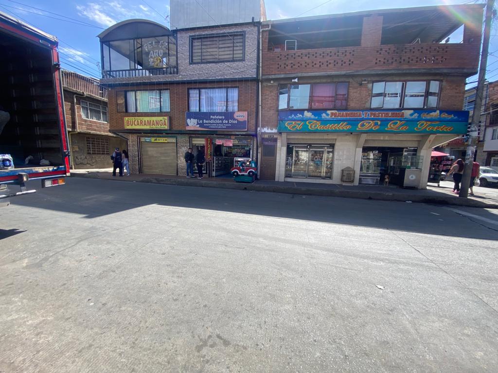 Por intolerancia asesinan a sastre en Molinos Con los ojos inyectados de ira, la sangre caliente recorriéndole todo el cuerpo y pensando en cobrar venganza por motivos que todavía son un misterio, el trabajador de un asadero llegó sobre la mañana de ayer a su puesto de trabajo, no saludó a sus compañeros ni les dirigió la palabra, solo se limitó a tomar un cuchillo y volver a salir del establecimiento.
