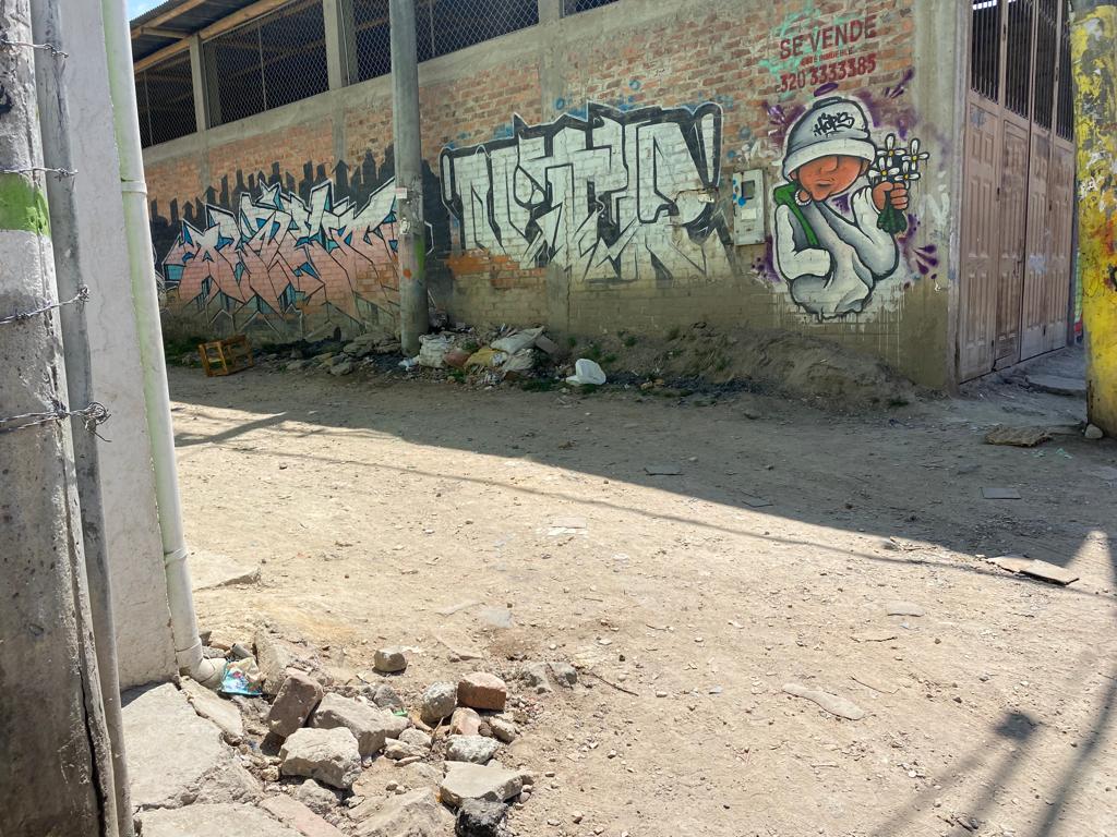 Balean a pareja en Soacha Compartir Andrés Camilo López Rincón estaba con su esposa descargando un reciclaje que habían recolectado horas antes en Corabastos, cuando dos sicarios en moto se les acercaron y, sin mediar palabra, comenzaron a dispararles sin piedad.