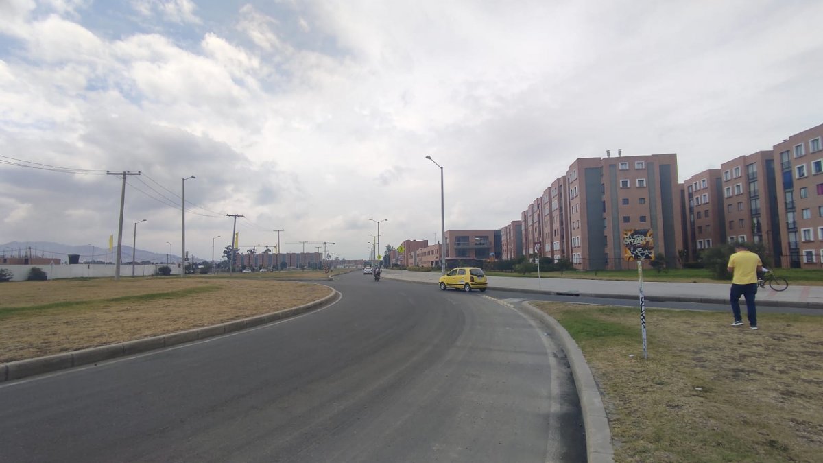Baleado dentro de su vehículo en Soacha A plena luz del día, la comunidad que reside en el sector de Ciudad Verde, en el municipio de Soacha, fue testigo del ataque sicarial del cual fue víctima un hombre que se movilizaba en su automóvil junto a su familia, la tarde de este sábado.