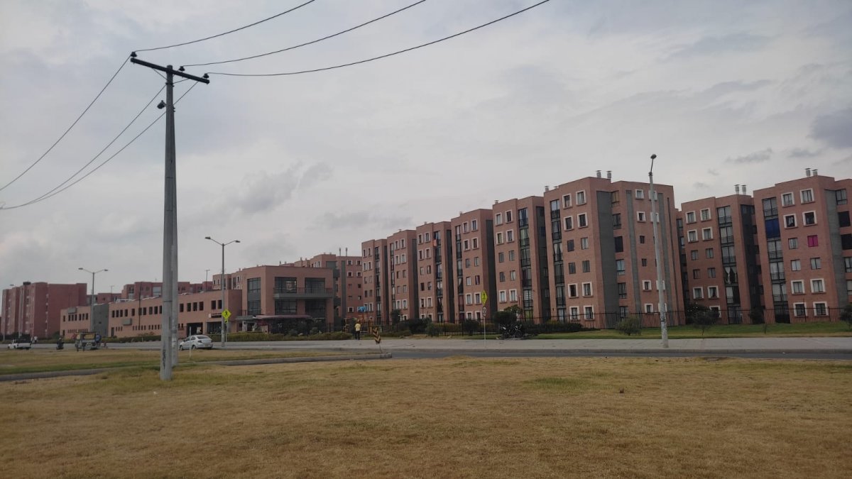 Baleado dentro de su vehículo en Soacha A plena luz del día, la comunidad que reside en el sector de Ciudad Verde, en el municipio de Soacha, fue testigo del ataque sicarial del cual fue víctima un hombre que se movilizaba en su automóvil junto a su familia, la tarde de este sábado.