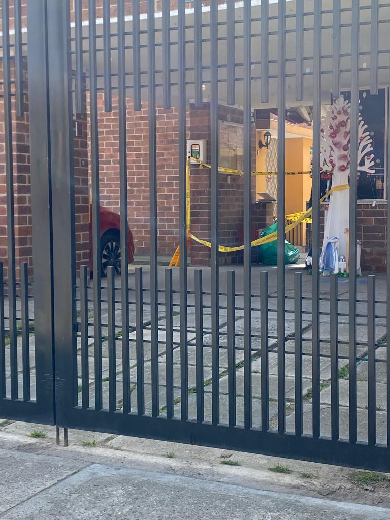 La última madrugada del vigilante Zambrano en Suba A las 3 de la madrugada de este jueves un disparo retumbó entre los pasillos de un tranquilo conjunto residencial del barrio Hato Chico. Tras la detonación, solo quedó el silencio y la duda entre los residentes de este sector, quienes a muy temprana hora no se atrevieron a salir a ver lo que sucedía a las afueras del condominio.