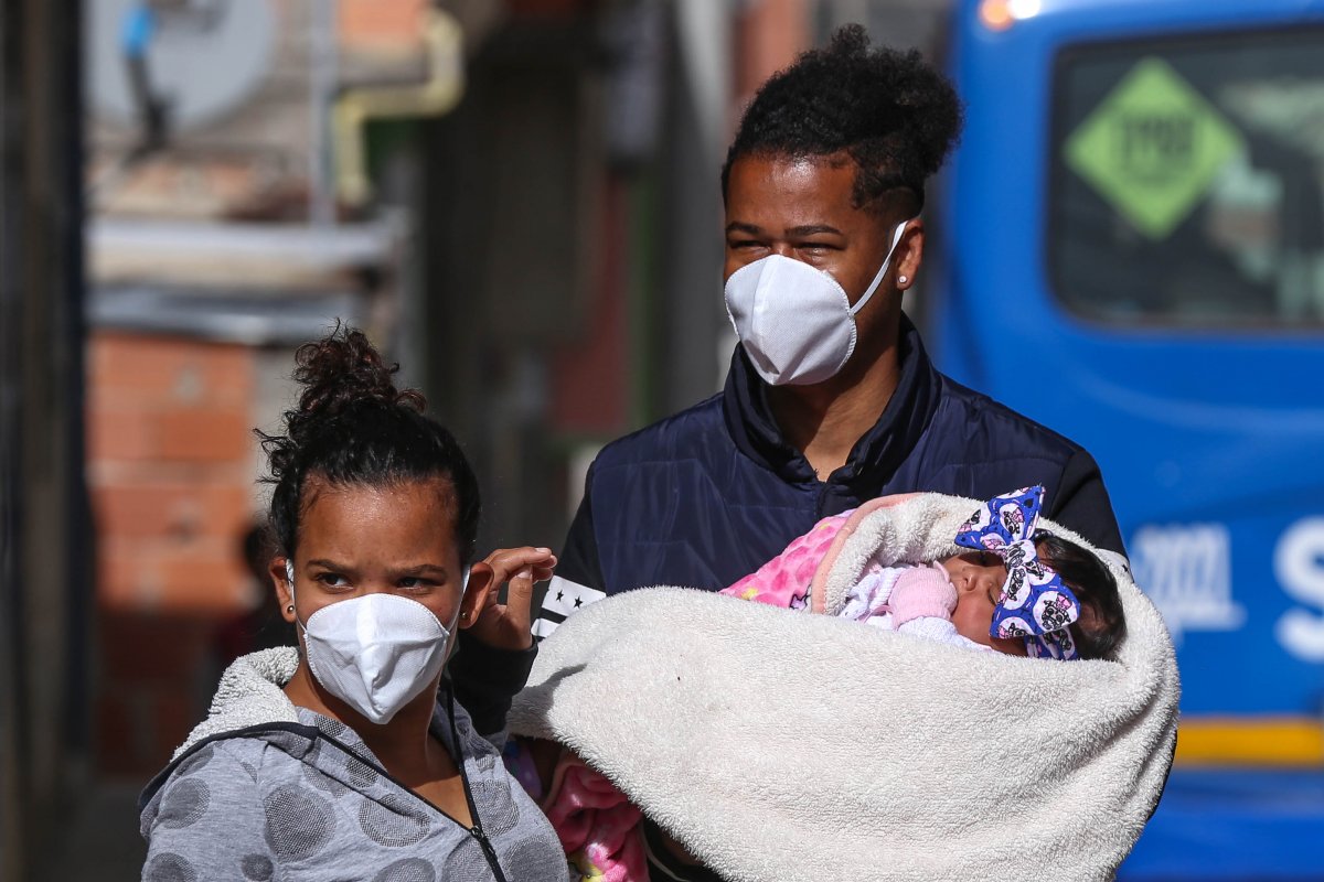 Cuarto pico por ómicron continúa sin mayor impacto La cuarta ola de la pandemia relacionada a la variante ómicron continúa en Colombia con abruptos picos de casos en prácticamente todas las grandes capitales y un leve aumento de muertes, sin embargo, los hospitales a nivel general aún no están saturados.
