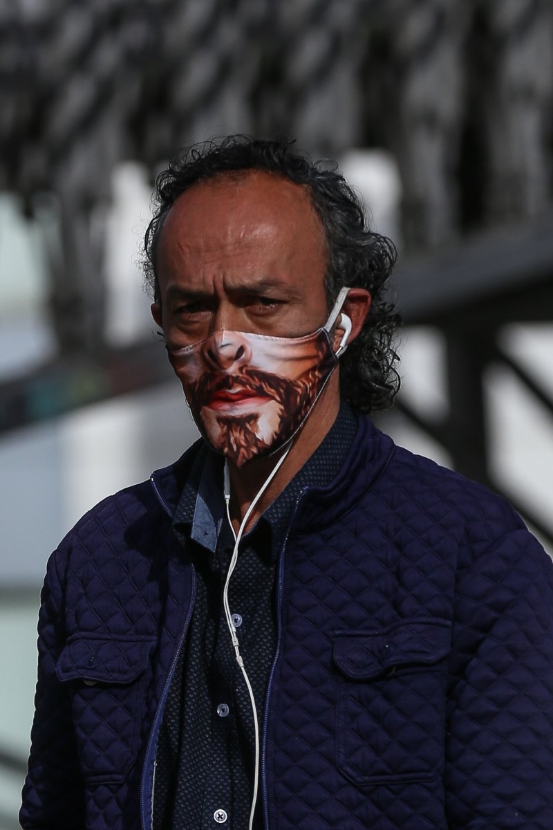 Con tapabocas los hombres se ven más tractivos, según estudio Según un estudio, anteriormente quien llevaba un tapabocas puesto daba la sensación de estar enfermo, pero ahora esa percepción ha cambiado. Desde que inicio la pandemia, los tapabocas se convirtieron en el "pan de cada día", y ahora existen de todos los tamaños e incluso con diseños personalizados.