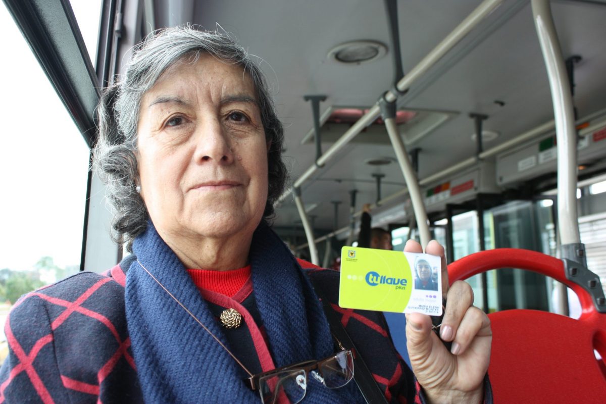 Ojo, a estas personas no les aplica la nueva tarifa de TransMilenio y SITP Nuevo año y se subieron los precios en el transporte público, ahora la tarifa de TransMilenio es de $2.650 y del SITP de $2.450. Pero ojo, esa tarifa no aplica para todo el mundo, ya que hay excepciones a las que tienen derecho ciertos grupos de la población. Se trata de los adultos mayores de 62 años, personas en condición de discapacidad, y también los que hacen parte del Sisbén con un puntaje igual o menor a 30.56.