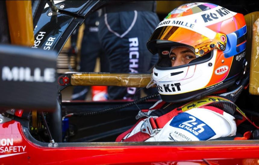 Tatiana Calderón hace historia, correrá la IndyCar 2022 La escudería AJ Foyt Racing confirmó que la piloto bogotana Tatiana Calderón, de 28 años, será la volante seleccionada para competir en IndyCar 2022, logrando ser la primera mujer en representar a este equipo. 
