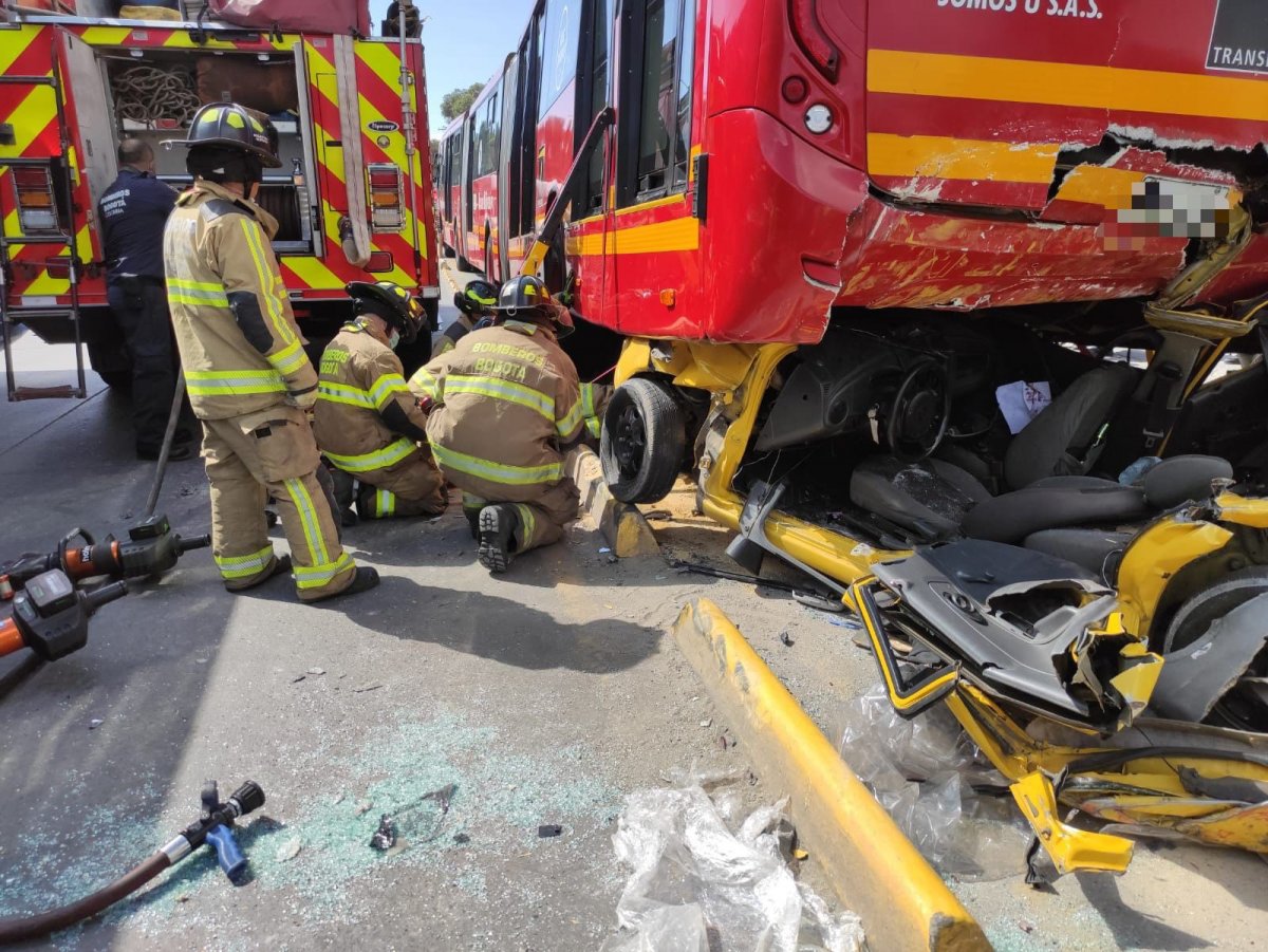 ¡Un milagro! Róbinson y Tatiana se salvaron pese a terrible accidente 3 ¡Un milagro! Róbinson y Tatiana se salvaron pese a terrible accidente El taxista Róbinson Suárez y Tatiana Rojas, la pasajera que iba en la parte de atrás del vehículo, están vivos de milagro. Eso lo ratificaban en voz alta las personas que presenciaban cómo Bomberos los sacaba de las retorcidas latas amarillas entre las que quedaron atrapados, luego de que chocaran aparatosamente con dos buses de TransMilenio.