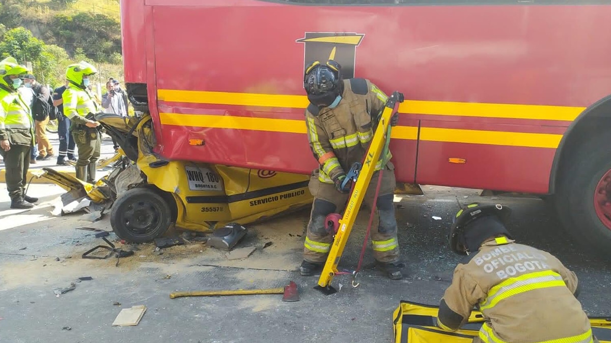 ¡Un milagro! Róbinson y Tatiana se salvaron pese a terrible accidente 2 ¡Un milagro! Róbinson y Tatiana se salvaron pese a terrible accidente El taxista Róbinson Suárez y Tatiana Rojas, la pasajera que iba en la parte de atrás del vehículo, están vivos de milagro. Eso lo ratificaban en voz alta las personas que presenciaban cómo Bomberos los sacaba de las retorcidas latas amarillas entre las que quedaron atrapados, luego de que chocaran aparatosamente con dos buses de TransMilenio.