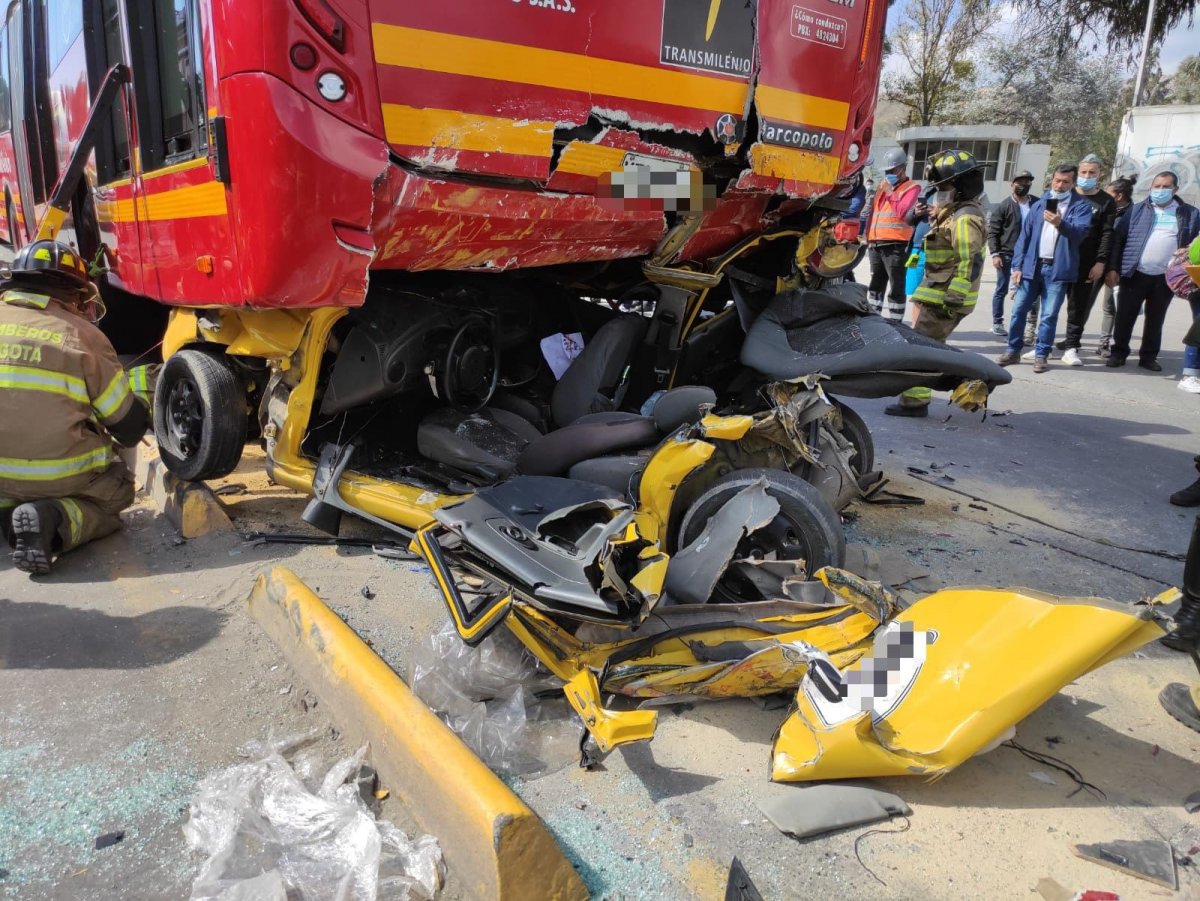 ¡Un milagro! Róbinson y Tatiana se salvaron pese a terrible accidente 1 ¡Un milagro! Róbinson y Tatiana se salvaron pese a terrible accidente El taxista Róbinson Suárez y Tatiana Rojas, la pasajera que iba en la parte de atrás del vehículo, están vivos de milagro. Eso lo ratificaban en voz alta las personas que presenciaban cómo Bomberos los sacaba de las retorcidas latas amarillas entre las que quedaron atrapados, luego de que chocaran aparatosamente con dos buses de TransMilenio.