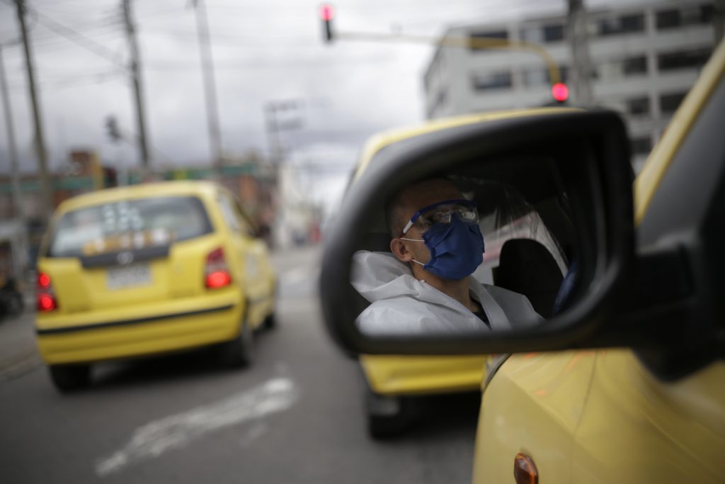 Las tarifas de los taxis en Bogotá también aumentarán este año 6 Las tarifas de los taxis en Bogotá también aumentarán este año Al igual que el Transmilenio y el SITP, los taxis aumentarán su tarifa en los pasajes a partir del próximo 11 de enero. El incremento irá desde $100 hasta $300, dependiendo la hora, el lugar y el destino del viaje.