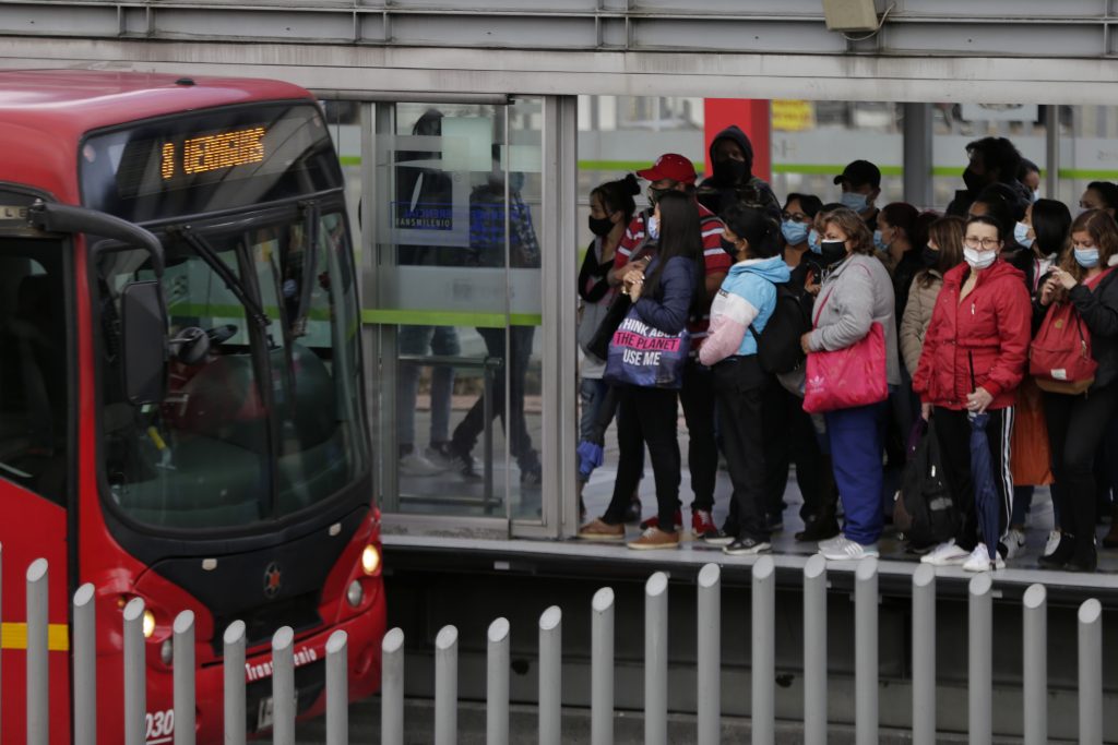 Joven fue apuñalado por pillos que le intentaron robar su celular en TM Un nuevo hecho de inseguridad tuvo lugar en la estación de TransMilenio NQS Calle 38 A sur, pues allí, un joven fue apuñalado en un intento de robo, afortunadamente está fuera de peligro.