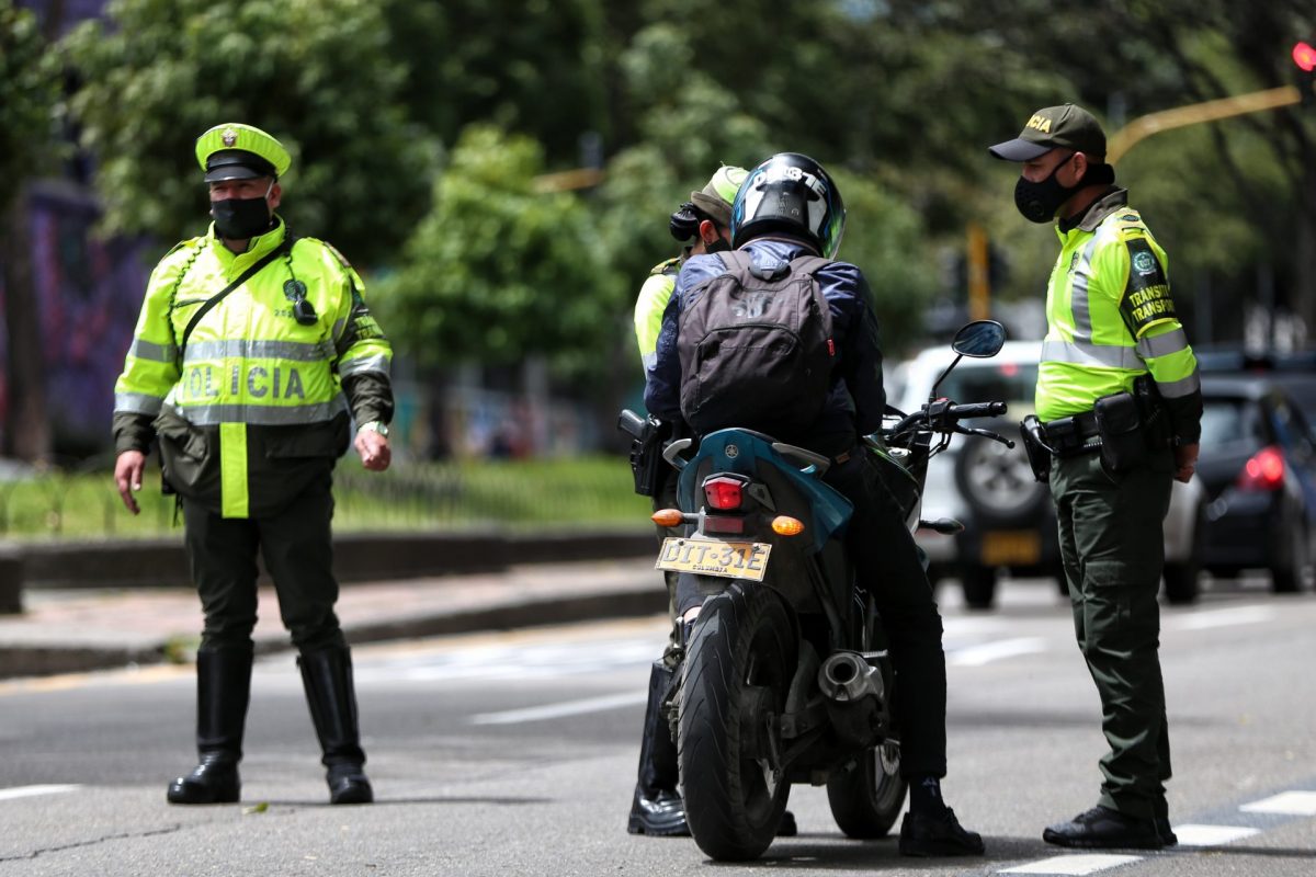 A la cárcel joven que aparentemente mató a un agente de tránsito La Fiscalía General de la Nación informó este miércoles que el joven señalado de asesinar a un agente de tránsito, fue enviado a la cárcel en Pasto, capital del departamento de Nariño.