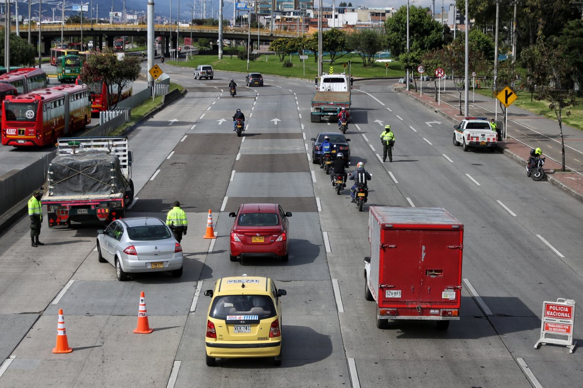 Alcaldesa le dice no a la propuesta de cambio de pico y placa de Fenalco Desde el pasado 11 de enero comenzó a regir en Bogotá un nuevo pico y placa, con restricciones de 15 horas al día, de lunes a viernes; tras dos semanas de esta nueva dinámica, varias voces se han mostrado en contra de esta medida, entre ellas, las pertenecientes al gremio del comercio, que indican, se han visto perjudicadas.