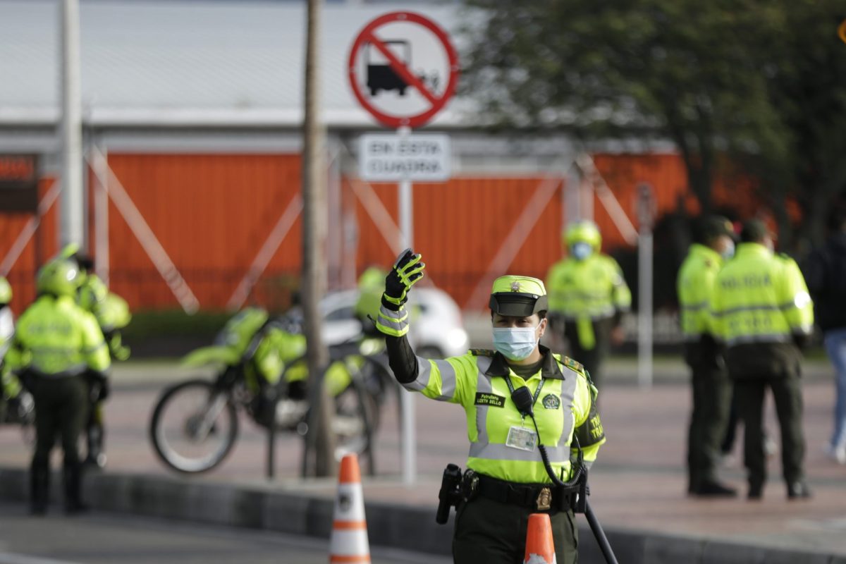 ¡Pilas! Ya inició el pico y placa de 15 horas al día en Bogotá Las numerosas obras de infraestructura vial que se están adelantando en Bogotá obligaron a la Alcaldía Mayor a tomar una medida mucho más restrictiva en la movilidad, que empieza a aplicar a partir de hoy, con un horario de 15 horas al día de pico y placa para los vehículos particulares.