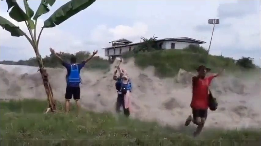 EN VIDEO: Se pusieron a grabaron el tsunami y las olas los arrastraron 1 EN VIDEO: Se pusieron a grabaron el tsunami y las olas los arrastraron Como si se tratara de un juego, y con el fin de ganar seguidores, tiktokers decidieron exponerse y grabar la llegada de un tsunami, sin imaginar que serían arrastrados por las olas.