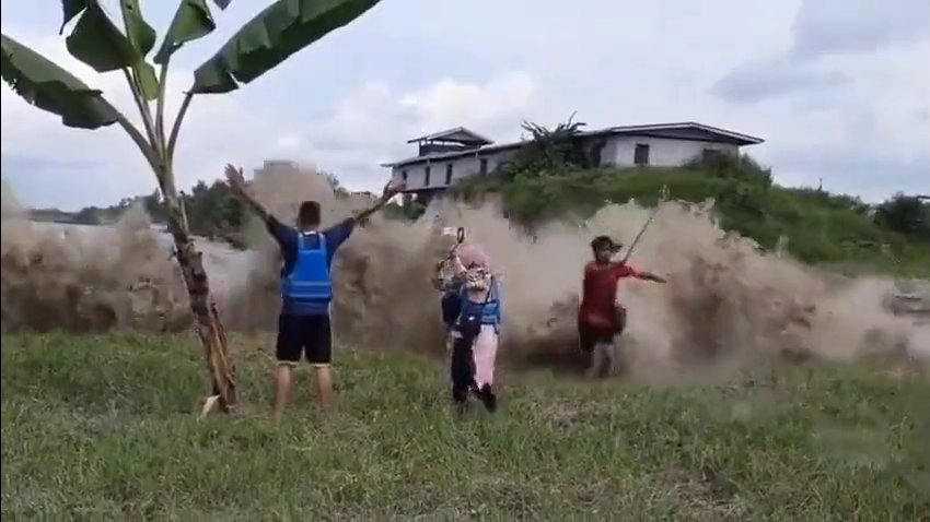 EN VIDEO: Se pusieron a grabaron el tsunami y las olas los arrastraron Como si se tratara de un juego, y con el fin de ganar seguidores, tiktokers decidieron exponerse y grabar la llegada de un tsunami, sin imaginar que serían arrastrados por las olas.