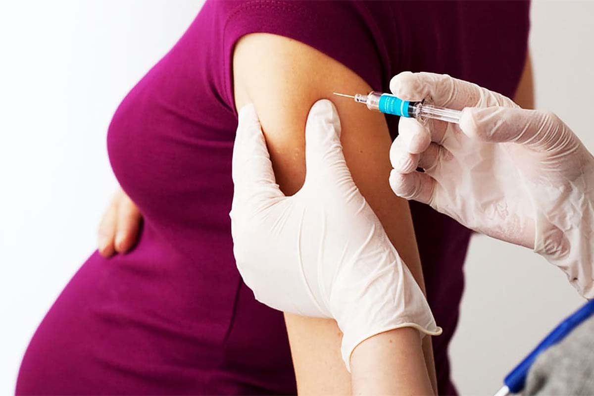 Dosis de Pfizer en Bogotá se priorizan para gestantes Durante las últimas semanas se ha acelerado la vacunación en el país con el fin de prevenir los casos graves de COVID-19, es por esa razón que ahora se presenta una baja disponibilidad de dosis de algunas casa farmacéuticas. Ante esto, la Secretaría de Salud acaba de dar una directriz para las vacunas en Bogotá.