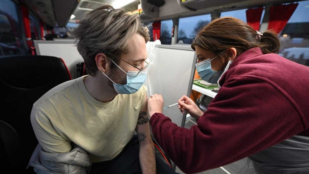 Estados Unidos bate récord mundial de contagios COVID-19 en un día 2 Estados Unidos bate récord mundial de contagios COVID-19 en un día Estados Unidos registró este lunes más de un millón de casos de coronavirus, una cifra de contagios récord en todo el mundo, marcada por la propagación de la variante Ómicron, en una jornada en la que, además, se ha confirmado cerca de 1.700 muertos por COVID-19.