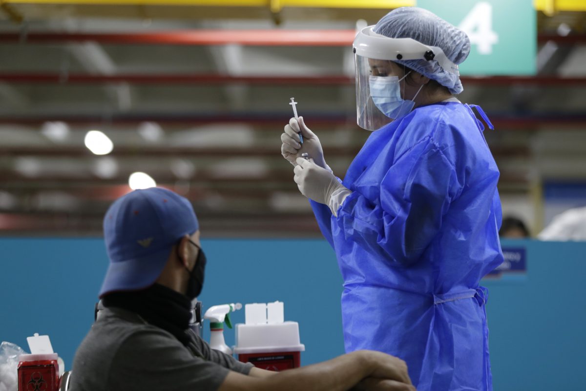 Ahora son siete los días de aislamiento por COVID-19 en Colombia 1 Ahora son siete los días de aislamiento por COVID-19 en Colombia Con la llegada del coronavirus, el país ha intentado detener su contagio, que empezó desde hace casi dos años. El Ministro de Salud y Protección Social, Fernando Ruiz, indicó los lineamientos y nuevos cambios que se realizarán en el aislamiento preventivo; también se realizarán cambios para los procesos en la toma de pruebas contra el COVID-19.