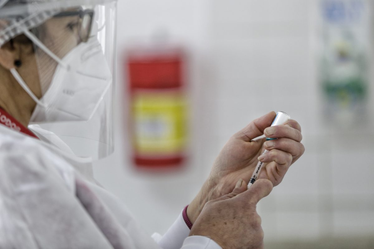 ¿Qué hago si me debo aplicar la dosis de refuerzo y me da COVID? 1 ¿Qué hago si me debo aplicar la dosis de refuerzo y me da COVID? Una duda recurrente por estos días con la aplicación de las dosis de la vacuna contra el COVID-19 tiene que ver con las personas que ya están a tiempo para recibir el refuerzo, pero resultan contagiadas.