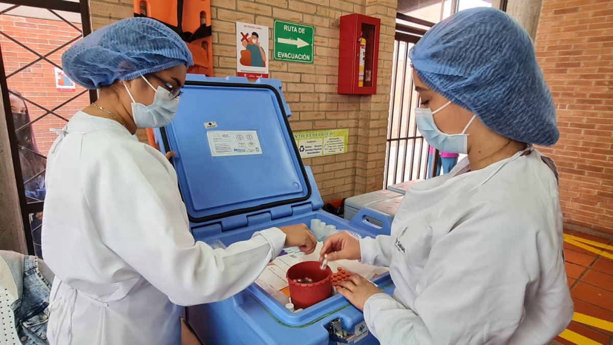 Llegaron 1.1 millones de vacunas Moderna a Colombia El Ministerio de Salud informó, que en las últimas horas, recibió un lote de 1.177.800 dosis de vacunas Moderna, producto del nuevo contrato por más de 10 millones de dosis que llegarán a lo largo de este primer semestre del año.