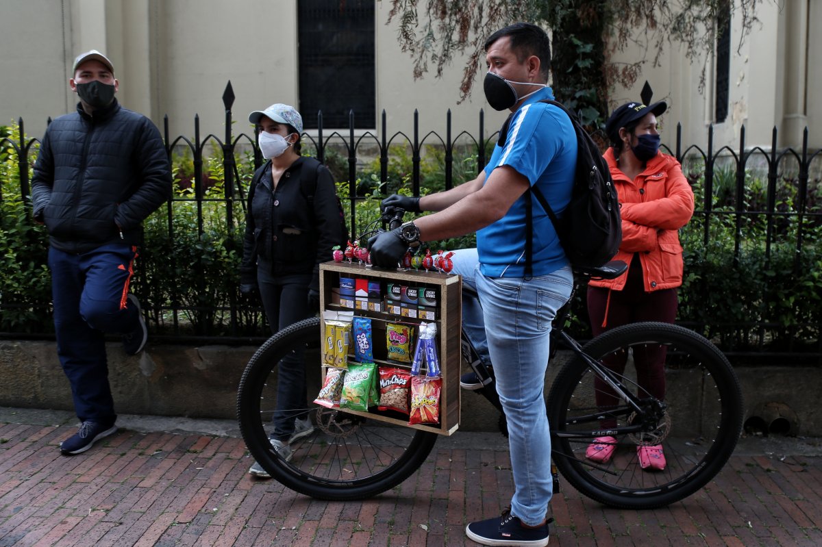 Jornadas de beneficios para más de un millón de migrantes en Colombia Desde hoy y hasta el próximo 30 de enero se realizarán jornadas de entrega del Permisos de Protección Temporal (PPT) y de solicitud de la encuesta para el registro en el Sisbén IV, con el propósito de ampliar la cobertura en atención integral a la población migrante en el país y mejorar sus condiciones de vida, con acceso a los servicios de salud y educación.