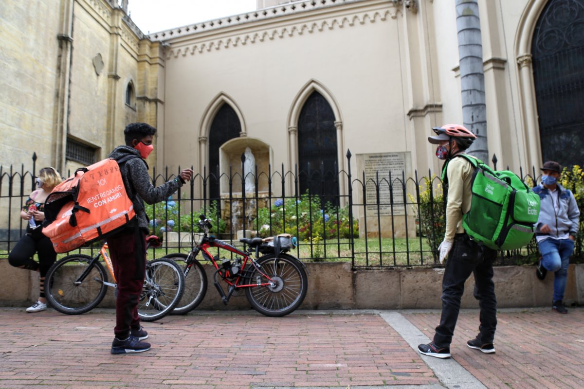 Jornadas de beneficios para más de un millón de migrantes en Colombia Desde hoy y hasta el próximo 30 de enero se realizarán jornadas de entrega del Permisos de Protección Temporal (PPT) y de solicitud de la encuesta para el registro en el Sisbén IV, con el propósito de ampliar la cobertura en atención integral a la población migrante en el país y mejorar sus condiciones de vida, con acceso a los servicios de salud y educación.