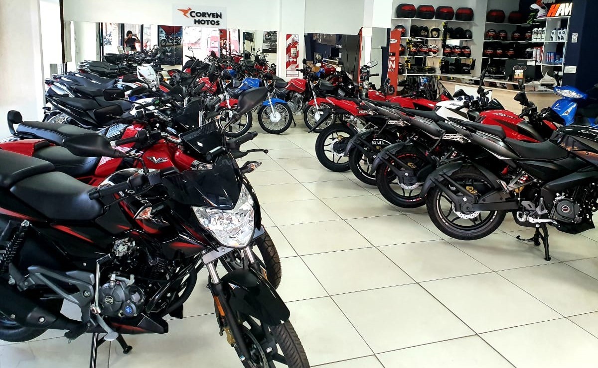 Alcaldesa habla de ponerle mayor costo a las motos si se disparan las ventas 1 Alcaldesa habla de ponerle mayor costo a las motos si se disparan las ventas La alcaldesa de Bogotá, Claudia López, ha causado una gran polémica este martes, pues a la hora de recordar los pormenores de las nuevas medidas que iniciaron de pico y placa para la movilidad, aprovechó para invitar a la ciudadanía a no comprar otro vehículo.