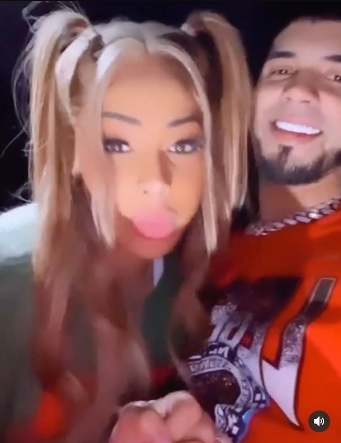 Le quitó el novio y ahora se van a casar Desde las últimas semanas el cantante Anuel AA, exnovio de la cantante colombiana Karol G, presumió en sus redes sociales a su nuevo amor, luego de que varios medios internacionales los captaran juntos. Se trata de la influenciadora ‘Yailin la más viral’, una joven de 20 años.