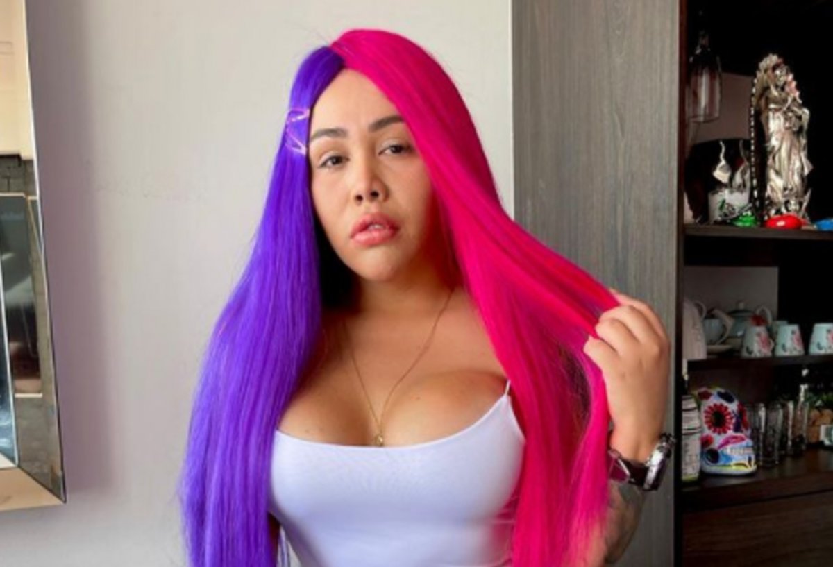 ¡Una más! Yina Calderón sorprende en redes con una nueva cirugía La joven influencer Yina Calderón hoy vuelve a ser noticia. Tras un anuncio realizado en agosto de 2021, la joven afirmó que estaba dispuesta a someterse a 10 cirugías estéticas, y todo con la finalidad de que la llamen la nueva ‘Barbie Humana’ colombiana.