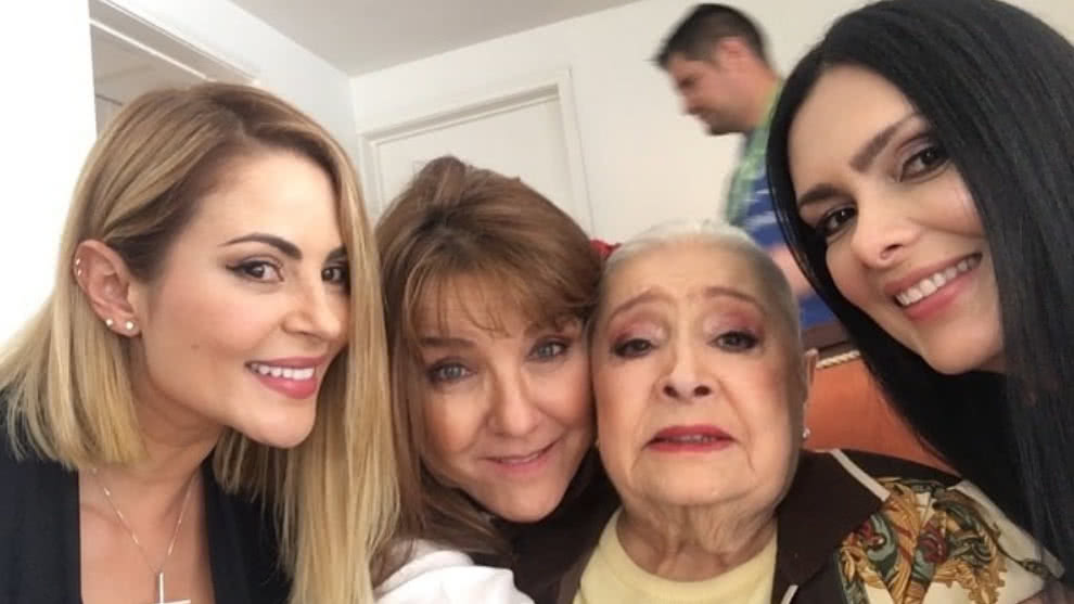 Los personajes que marcaron la carrera de Ia inolvidable 'Inesita' en 'Yo soy Betyy, la fea' 3 Los personajes que marcaron la carrera de Ia inolvidable 'Inesita' en 'Yo soy Betyy, la fea' En la tarde de este lunes falleció la talentosísima actriz colombiana, Dora Cadavid, recordada por su papel de 'Inesita' en la novela 'Yo soy Betty, la fea'. Sus sobrinas, las también actrices María Cecilia Botero y Ana Cristina Botero, informaron que Dora falleció en la clínica Shaio por causas asociadas a su difícil condición pulmonar.