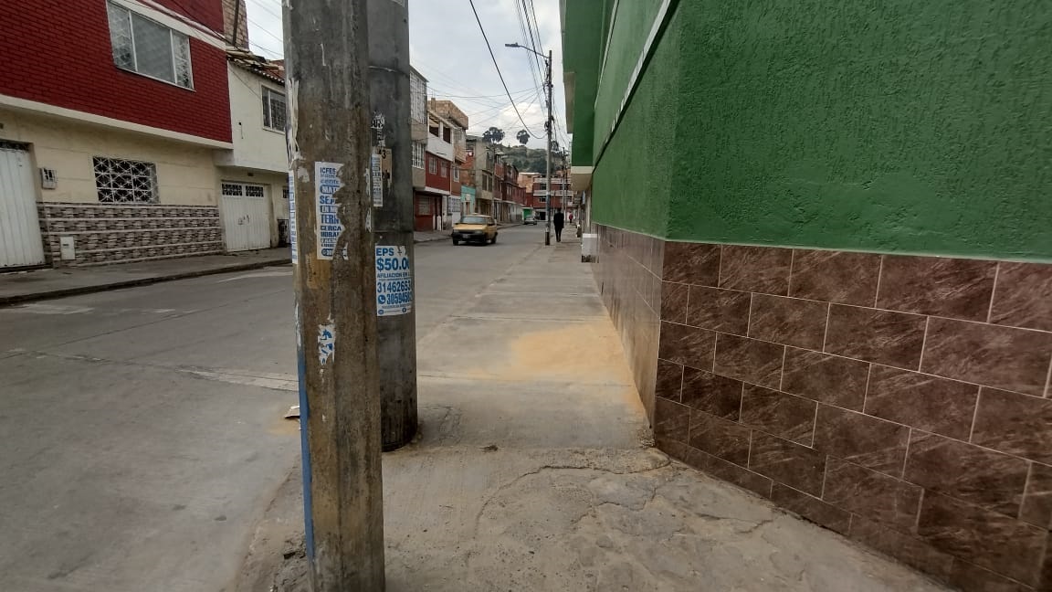 Les disparan a dos sujetos en una esquina de Rafael Uribe 3 Les disparan a dos sujetos en una esquina de Rafael Uribe Ni siquiera la arena que regaron sobre el andén de una calle del sector de San Jorge Sur (Rafael Uribe), la cual cubría la sangre que quedó derramada sobre el pavimento, hizo que los habitantes de la zona olvidaran tan rápido el crimen que se presentó en horas de la noche del pasado martes.