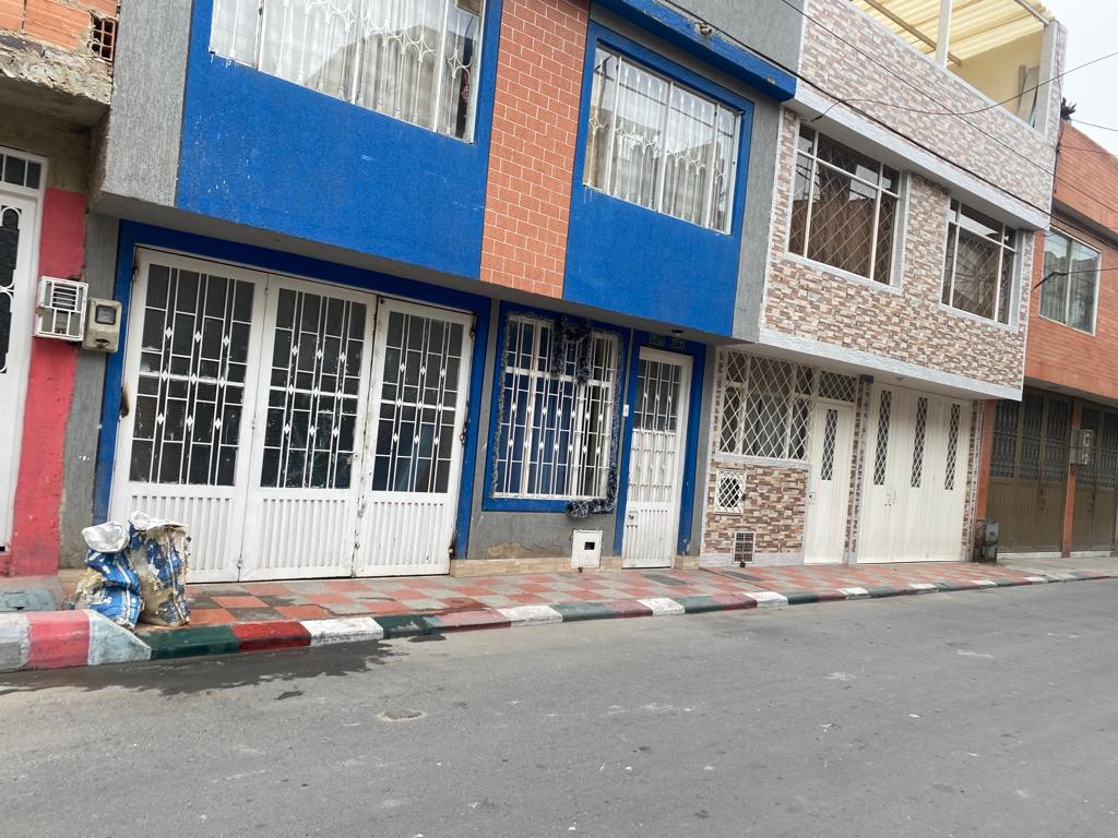 Fatídico crimen de don Heliberto en su vivienda de Bosa La sangre que se observaba en el suelo de casi todo el apartamento de Heliberto Martínez Martínez parecía sacada de una película de terror. El primero en observar la aterradora escena fue un allegado del hombre de 63 años, quien entró a buscarlo debido a que no aparecía desde el día anterior.