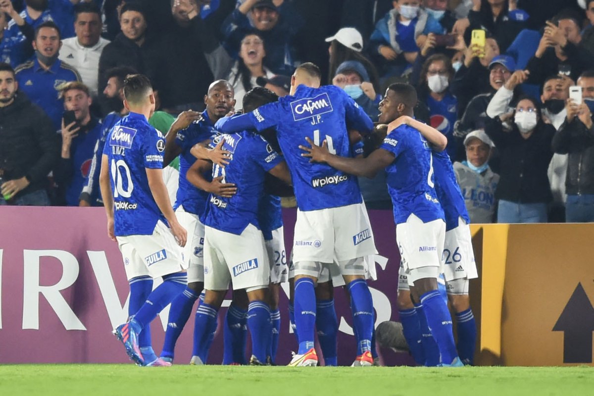Triste debut de Millonarios en Libertadores, perdió con Fluminense El debut de Millonarios en la Copa Libertadores no fue el esperado. Este martes, en el estadio El Campín, el equipo capitalino cayó 2-1 con Fluminense de Brasil, en la ida de la segunda ronda preliminar. Una noche para el olvido para el equipo dirigido por Alberto Gamero.