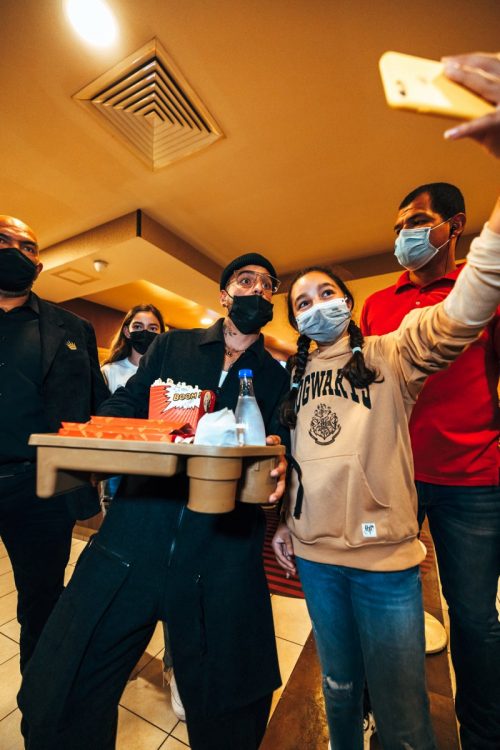 Maluma vio junto a sus fanáticos su película El cantante asistió al centro comercial El Tesoro, en Medellín, para ver su debut en el séptimo arte. Antes de iniciar la función no dudó en tomarse fotos con los asistentes y comprar crispetas para ver junto a ellos la función de 'Marry me', cinta que protagoniza junto a Jennifer López y Owen Wilson.