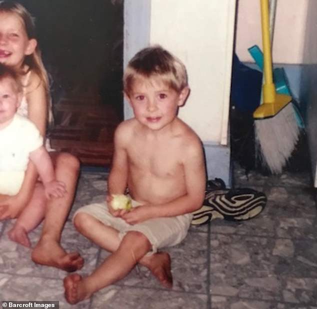 Johnny Quinn, el niño que sobrevivió a las llamas y al matoneo 1 Johnny Quinn, el niño que sobrevivió a las llamas y al matoneo Durante años, Johnny Quinn creció sintiéndose como un monstruo por cuenta de su apariencia física, pues con tan solo 4 años sobrevivió a un incendio en su natal Tennessee (Estados Unidos). De acuerdo con el relato de su familia, accidentalmente su mascota hizo caer una vela, provocando las incontrolables llamas.