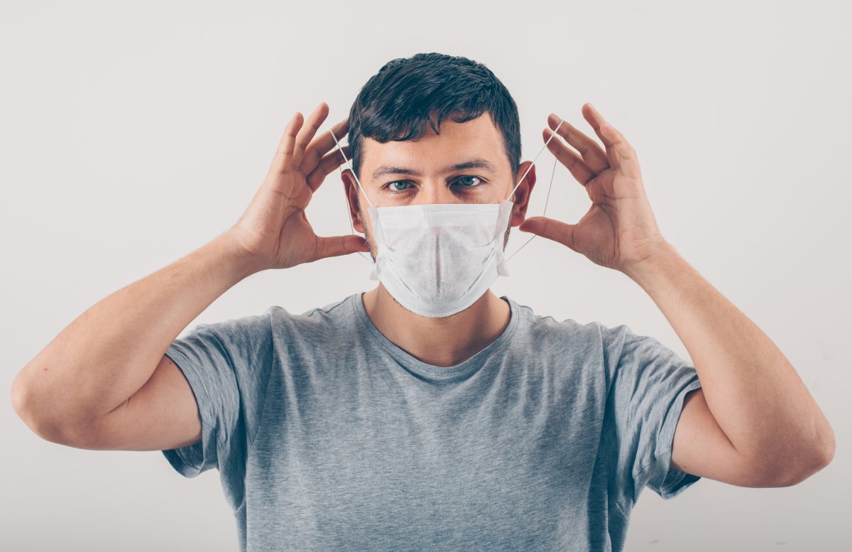 Todavía no aguanta eliminar el tapabocas En la mañana de ayer el presidente Iván Duque se refirió a la posibilidad que analiza el Ministerio de Salud de flexibilizar el uso de la mascarilla, advirtiendo que “por ahora tenemos que seguir luchando contra la pandemia, avanzando en la vacunación masiva y seguir teniendo los mecanismos de protección”. Agregó que Colombia aún no está lista para eliminar su uso.