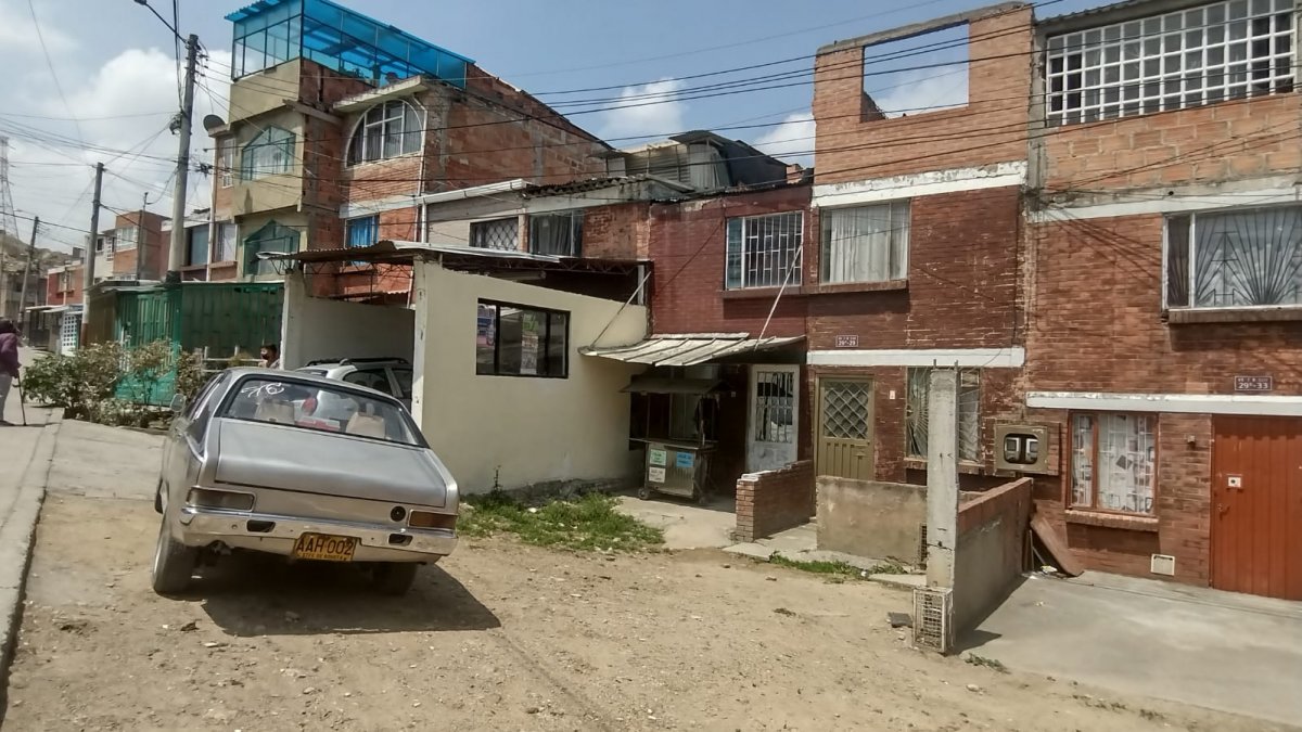 Se asomó a la ventana y lo asesinaron a bala en Soacha 1 Se asomó a la ventana y lo asesinaron a bala en Soacha Las lágrimas no dejaban de recorrer sus frías mejillas. Sus pies no dejaban de acelerar los pasos intranquilos. Deisy Mendoza, una mujer de la tercera edad, llegó a la estación de San Mateo en Soacha, con el corazón roto, la madrugada de este lunes. Apenas la vieron, los policiales fueron en su ayuda y la mujer, en medio de un dolor inmenso, les contó lo que había ocurrido minutos antes en su casa: acababan de asesinar a su hijo en la sala.