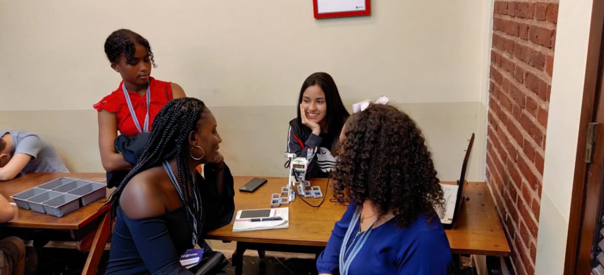 Ciencia y tecnología para la paz 2 Ciencia y tecnología para la paz Arrebatarle al conflicto armado en la región del Pacífico a las mujeres jóvenes no es tarea fácil. Se trata de una zona del país donde las oportunidades de estudio y desarrollo personal para los jóvenes son escasas y donde el talento es aprovechado por actores ilegales. Por ello, la labor de Cruz Helena Valencia Moreno en Quibdó hace que sus esfuerzos por construir paz sean meritorios, pues a pesar de tanta dificultad ha logrado construir un camino para superar los obstáculos para ella y para un grupo de niñas y adolescentes de su región.