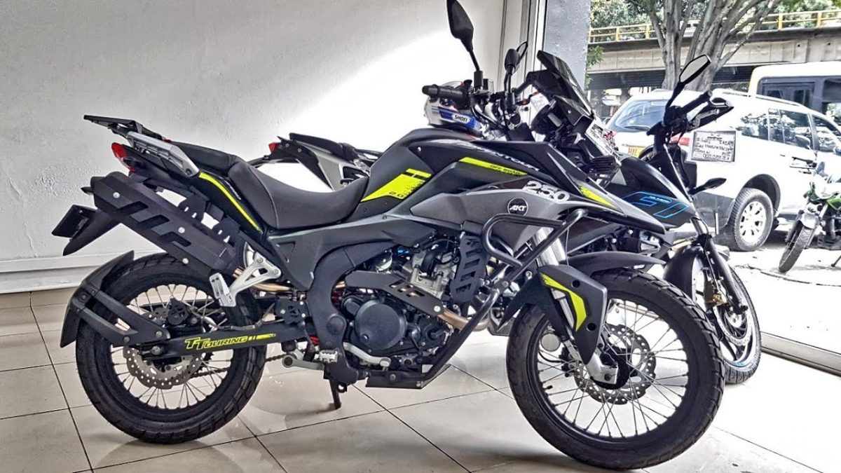 Las motos más baratas para tirar carretera Todo motero sueña en algún momento con tener la suficiente experticia para coger su caballito motorizado e ir en busca de aventuras en las carreteras colombianas. Para lograrlo, hace falta una máquina a prueba de todo. Aunque hay motos más especializadas, hemos decidido hacer un compendio de las motos 200-250 cc más económicas y las cuales, sin ningún tipo de problema, lo llevarán hasta el fin del mundo si hace falta a la mejor velocidad y comodidad.