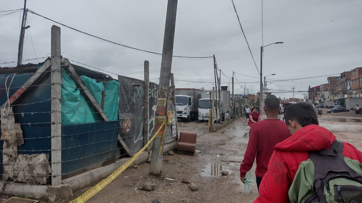 Balean a joven chatarrero en parqueadero de Kennedy 1 Balean a joven chatarrero en parqueadero de Kennedy “¿Por qué mataron al ‘Loco’?”, es la incesante pregunta con la que quedaron los vecinos del barrio Dindalito (Kennedy), ayer en la mañana, luego de que un desalmado sicario le arrebatara la vida a un joven chatarrero. Su esposa estaba dentro de un carro ubicado en el parqueadero donde lo mataron. Dicen que el matón se fue campante caminando.