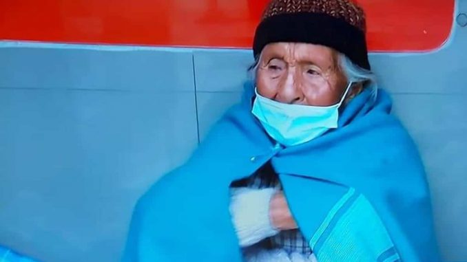 Hijo abandonó a su madre en un cajero y ella aún lo espera Triste, así es la historia que hoy en día le da la vuelta al mundo. Resulta que un hijo abandonó a su madre en un cajero y ella no acepta irse del lugar hasta que llegue él a recogerla.