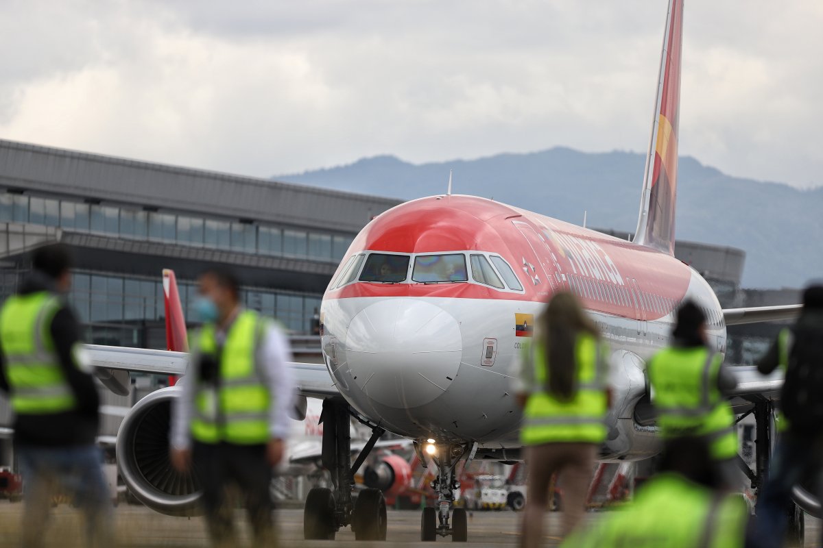 Pillados con 40 kilos de cocaína en el aeropuerto El Dorado 3 Pillados con 40 kilos de cocaína en el aeropuerto El Dorado En las últimas horas, tres sujetos fueron aprehendidos por las autoridades en el aeropuerto El Dorado luego de que les encontraran 40 kilos de clorhidrato de cocaína oculto dentro de sus maletas. Los individuos se dirigían a España.