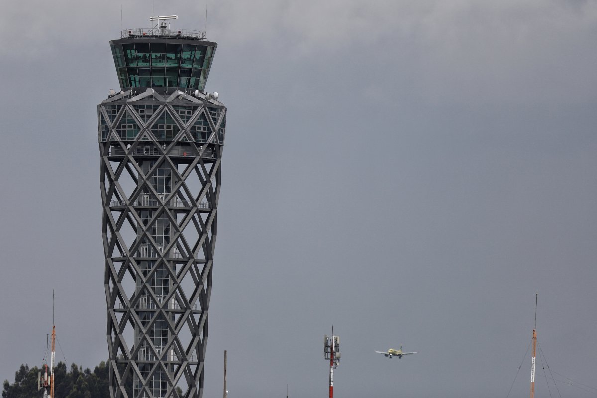 Instalan puntos de recarga para vehículos eléctricos en el aeropuerto El Dorado Con el fin de ayudar el medio ambiente y mitigar la emisión de CO2 en la capital, en el aeropuerto El Dorado y Celsia instalaron en el parqueadero central su primer punto de recarga para vehículos eléctricos.