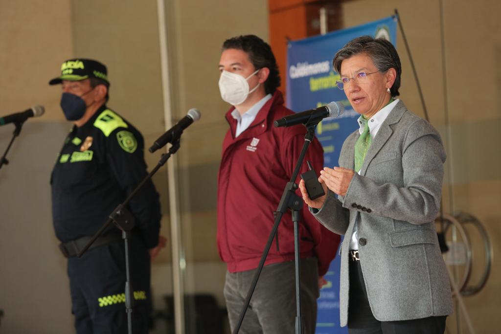 Lanzan campaña de recompensas para capturar a homicidas en Bogotá 2 Lanzan campaña de recompensas para capturar a homicidas en Bogotá Las altas cifras de homicidios y la inseguridad en Bogotá llevaron a que la Alcaldía impulsara una nueva campaña, que ofrece recompensas, a cambio de información que permita la captura de los responsables de estos delitos de alto impacto en la ciudad.