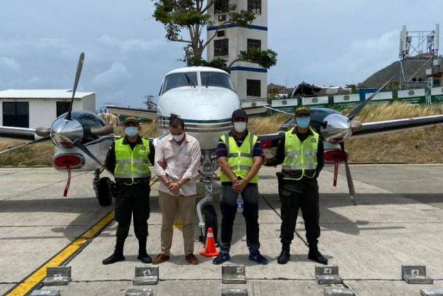 Condenan a piloto de narcoavión relacionado con esposo de Alejandra Azcárate Un juez condenó a 10 años y 9 meses de prisión al piloto Juan Camilo Cadena Botero, luego de que aceptará su responsabilidad en el envió de 446 kilogramos de clorhidrato de cocaína que fue descubierta en el aeropuerto El Embrujo de la isla de Providencia el 23 de mayo de 2021. Situación sonde salió a relucir el esposo de Alejandra Azcárate.