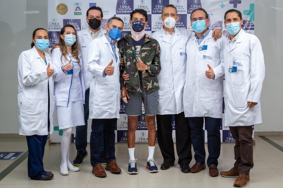 Tremenda noticia, Egan Bernal es dado de alta 9 Tremenda noticia, Egan Bernal es dado de alta La figura del ciclismo Egan Bernal oficialmente fue dado de alta, luego de permanecer dos semanas internado tras chocar contra un bus. Con ansias de retomar sus actividades competitivas, el deportista debe seguir su proceso de recuperación desde casa.