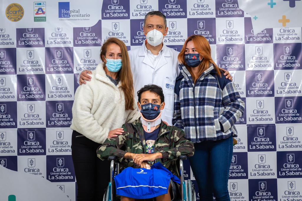 Los avances de Egan Bernal en su recuperación 2 Los avances de Egan Bernal en su recuperación Egan Bernal pasó dos semanas hospitalizado en la Clínica de La Universidad de La Sabana, tras el grave accidente que sufrió mientras entrenaba en una carretera de Cundinamarca. Tras el choque, el estado de salud del deportista era bastante delicado, incluso su madre se pronunció recientemente sobre lo que le dijeron los médicos en ese momento.