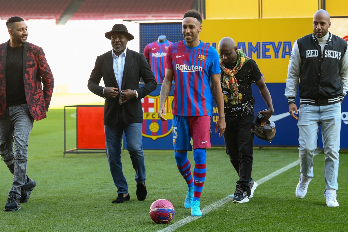 Aubameyang fue presentado como el nuevo refuerzo del Barcelona 3 Aubameyang fue presentado como el nuevo refuerzo del Barcelona El Barcelona suma músculo a su delantera con la llegada del delantero gabonés Pierre-Emerick Aubameyang, quien fue presentado oficialmente este jueves en el conjunto 'Culé', con el que firmó contrato hasta 2025, tras rescindir su vínculo con el Arsenal, en el último movimiento azulgrana en el mercado de enero.