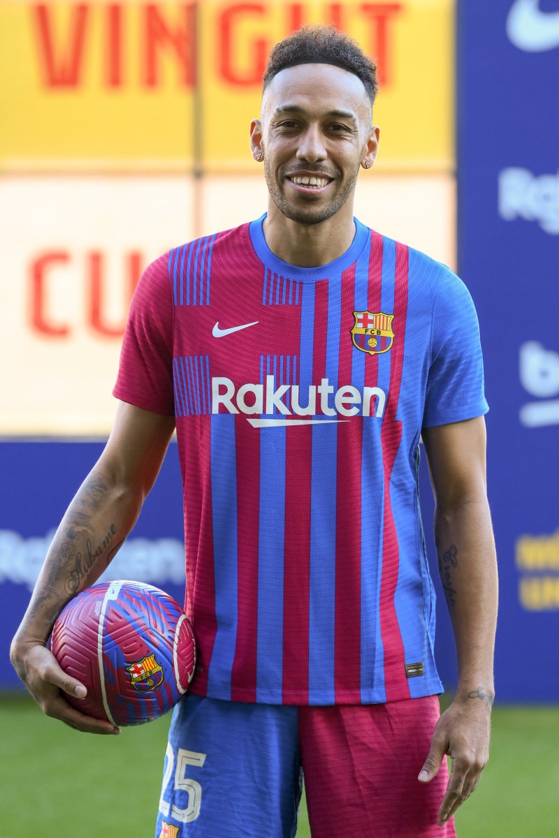 Aubameyang fue presentado como el nuevo refuerzo del Barcelona 1 Aubameyang fue presentado como el nuevo refuerzo del Barcelona El Barcelona suma músculo a su delantera con la llegada del delantero gabonés Pierre-Emerick Aubameyang, quien fue presentado oficialmente este jueves en el conjunto 'Culé', con el que firmó contrato hasta 2025, tras rescindir su vínculo con el Arsenal, en el último movimiento azulgrana en el mercado de enero.